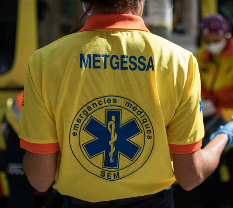 Una niña muere y su hermana gemela queda herida de gravedad tras caer desde un tercer piso