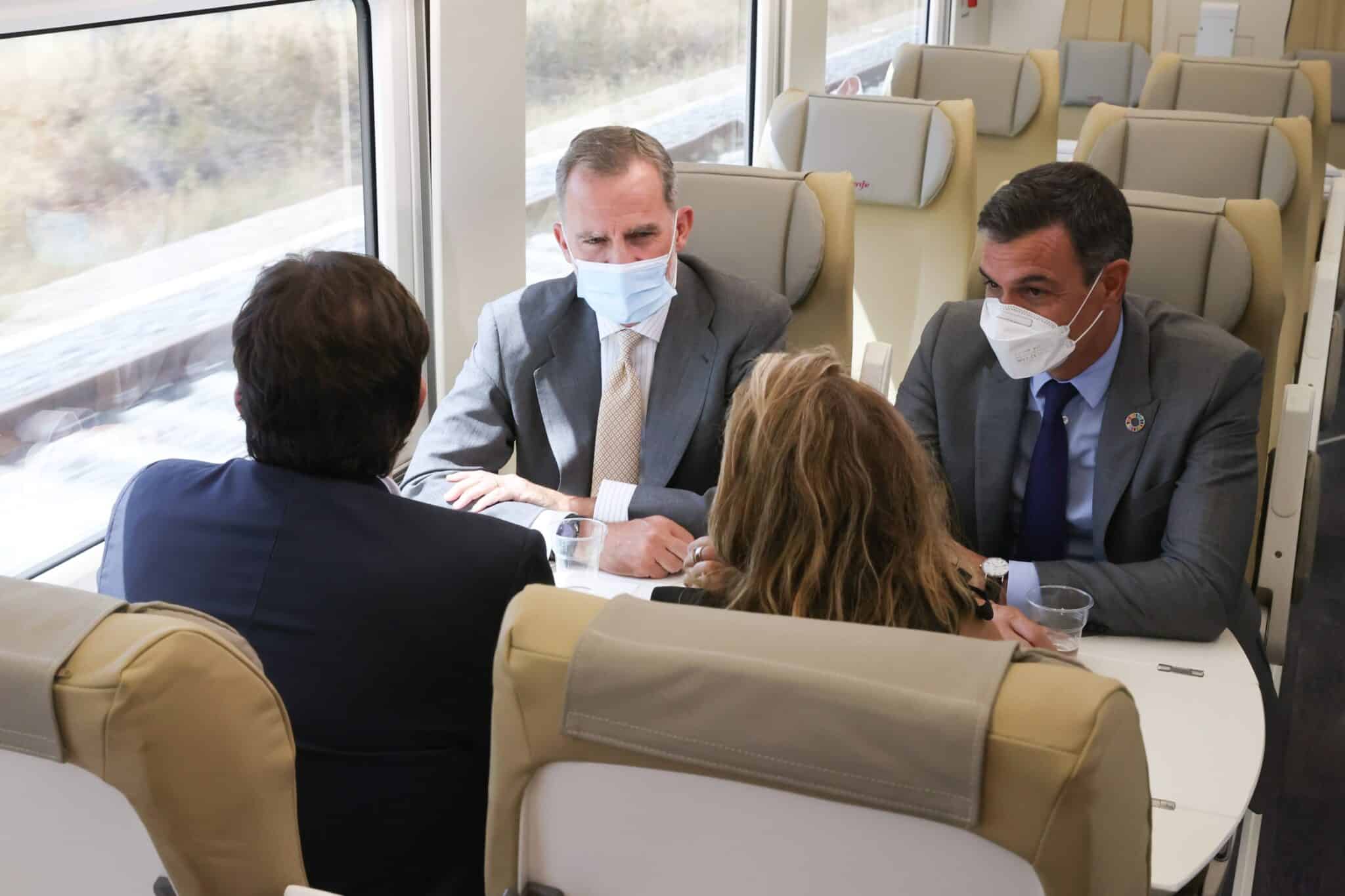 El rey Felipe VI junto a Pedro Sánchez, durante el viaje inaugural del tramo de alta velocidad en Extremadura.