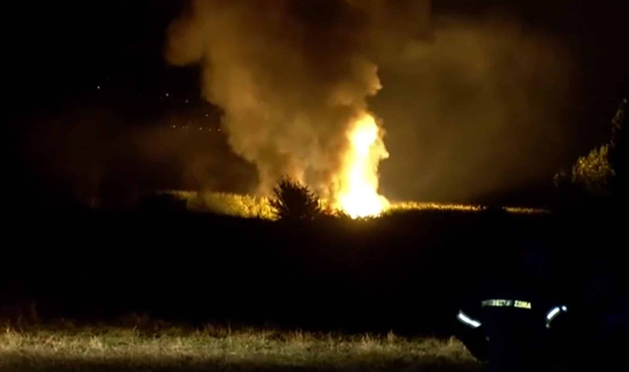 Los restos del avión arden tras estrellarse en Grecia