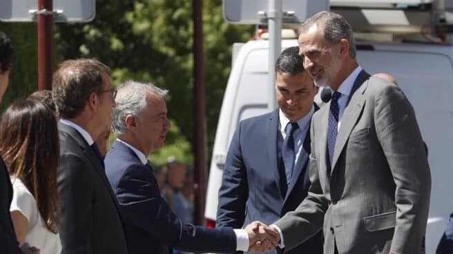 Felipe VI, Pedro Sánchez, Iñigo Urukullu y Alberto Núñez Feijóo, en el homenaje en Ermua a Miguel Ángel Blanco.