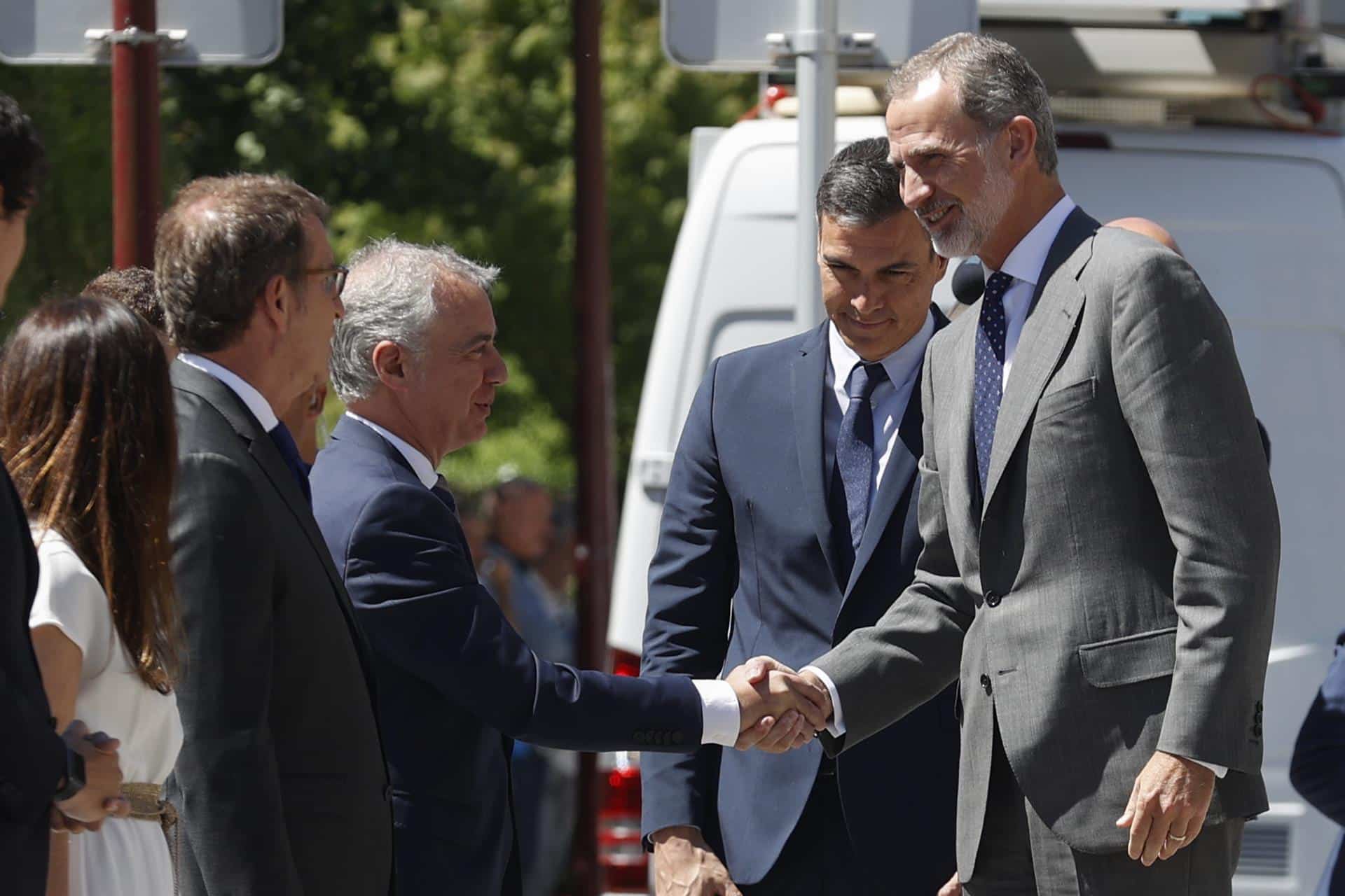 Felipe VI, Pedro Sánchez, Iñigo Urukullu y Alberto Núñez Feijóo, en el homenaje en Ermua a Miguel Ángel Blanco.