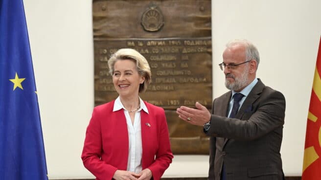 El presidente del Parlamento de Macedonia del Norte, Talat Xhaferi (R), da la bienvenida a la Presidenta de la Comisión Europea, Ursula von der Leyen (L), en Skopje