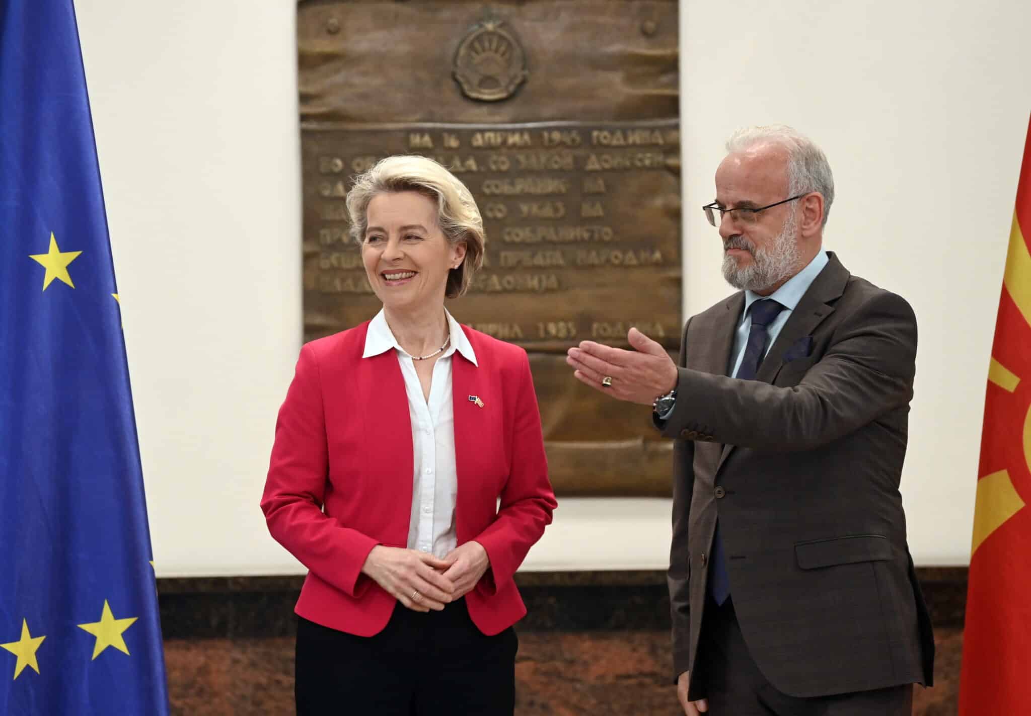 El presidente del Parlamento de Macedonia del Norte, Talat Xhaferi (R), da la bienvenida a la Presidenta de la Comisión Europea, Ursula von der Leyen (L), en Skopje