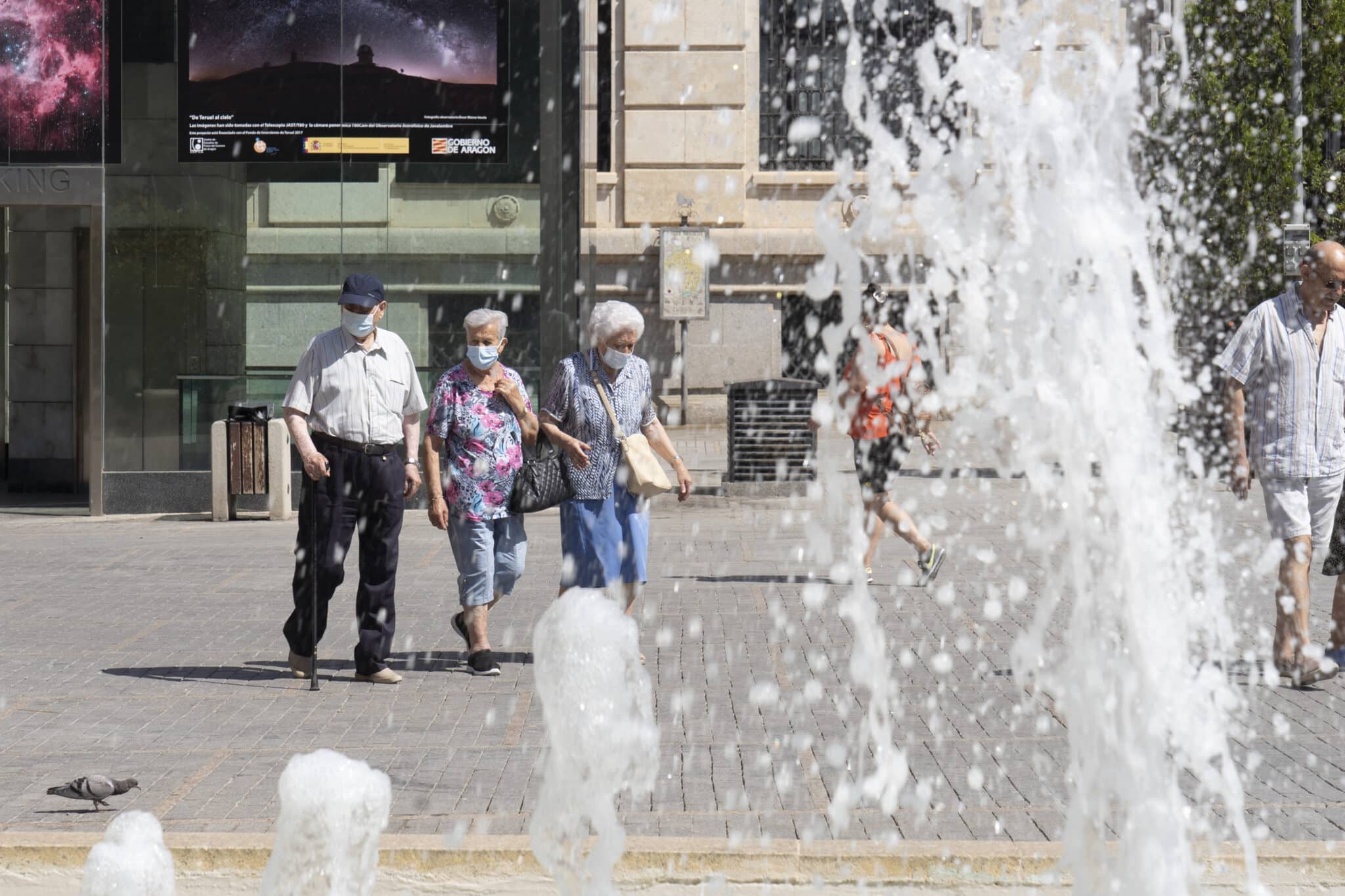 Un grupo de personas caminan este viernes por Teruel pese a las altas temperaturas