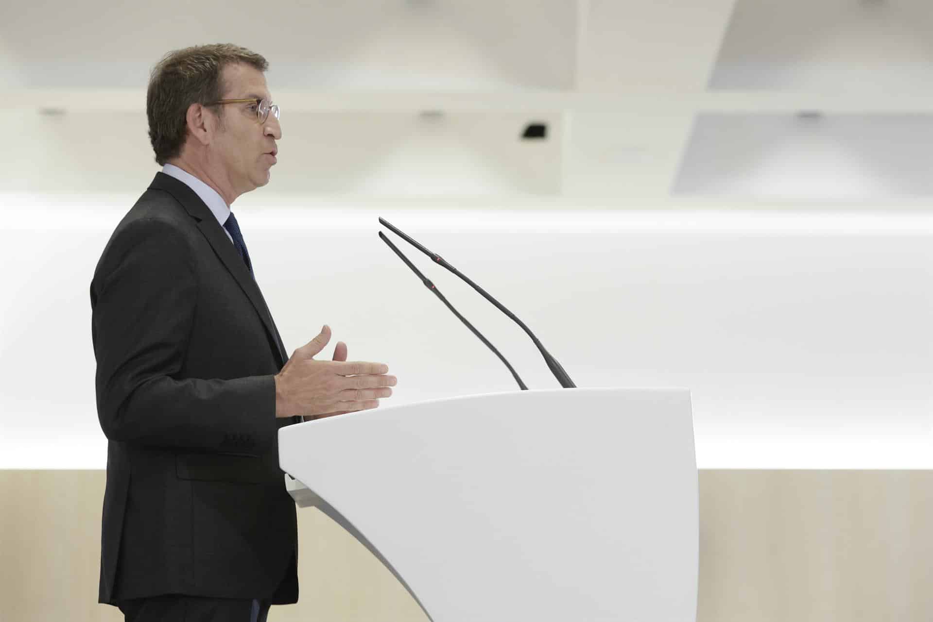 El presidente del PP, Alberto Núñez Feijóo, interviene en un coloquio político en Barcelona, este jueves 7 de julio.