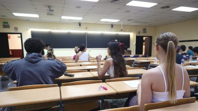 Varios estudiantes se examinan de la EVAU en Madrid.