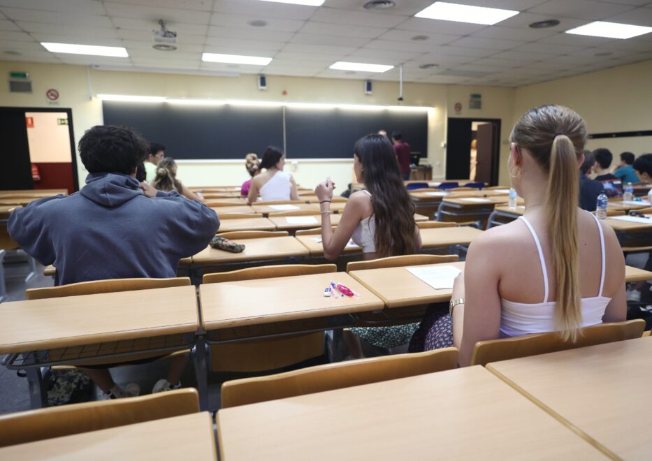 Varios estudiantes se examinan de la EVAU en Madrid.