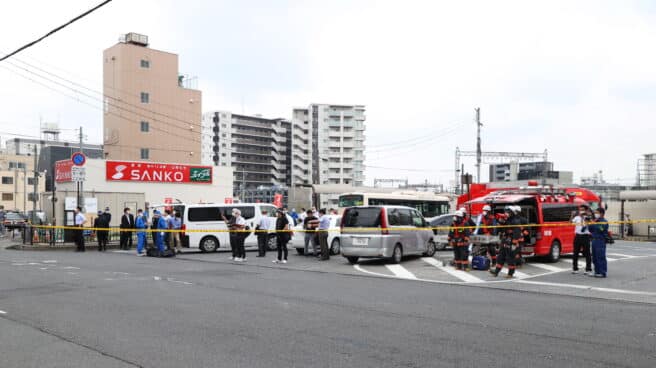 Policía y bomberos alrededor de la estación Yamato-Saidaiji después del atentado a Shinzo Abe
