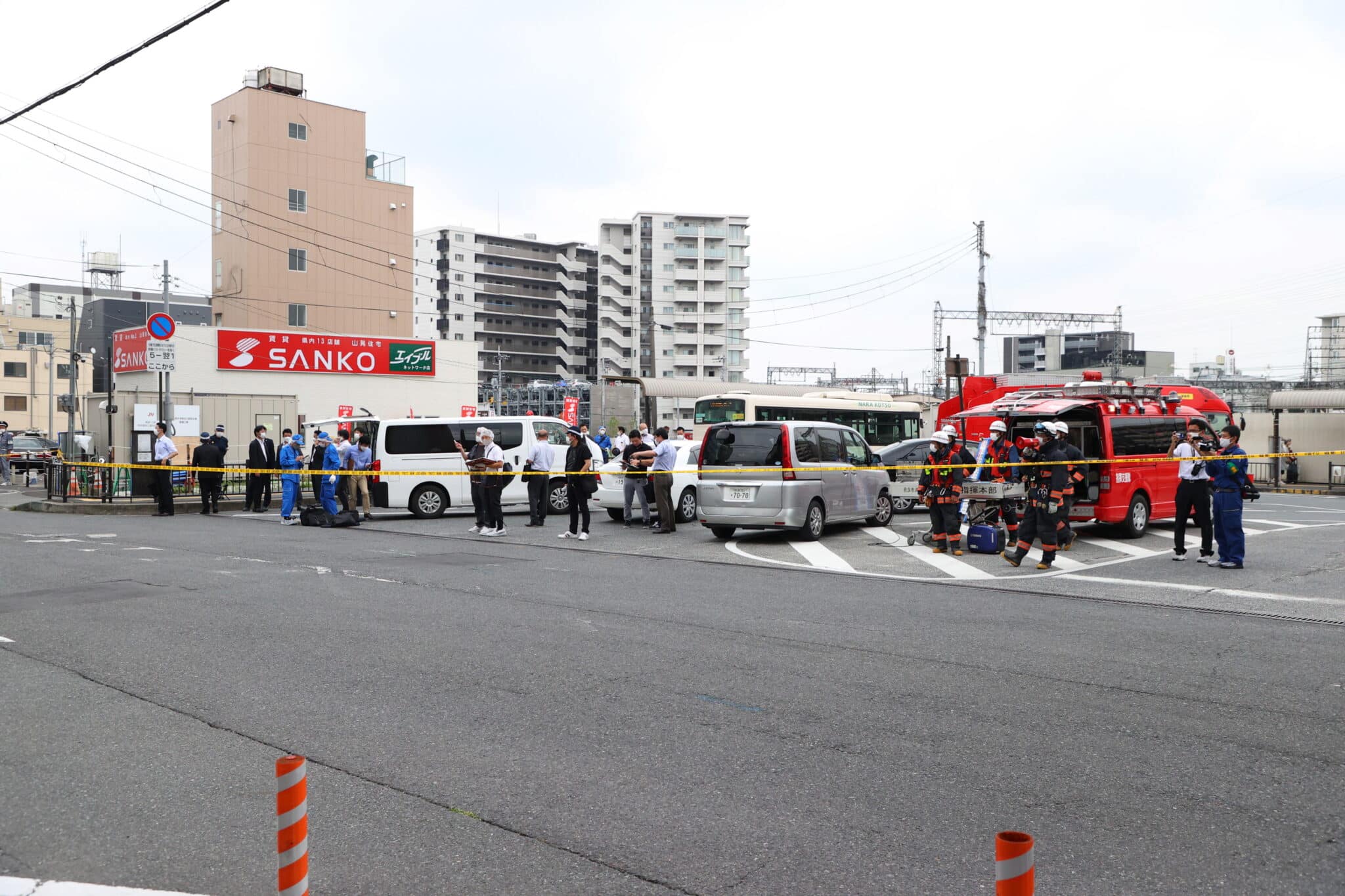 Policía y bomberos alrededor de la estación Yamato-Saidaiji después del atentado a Shinzo Abe