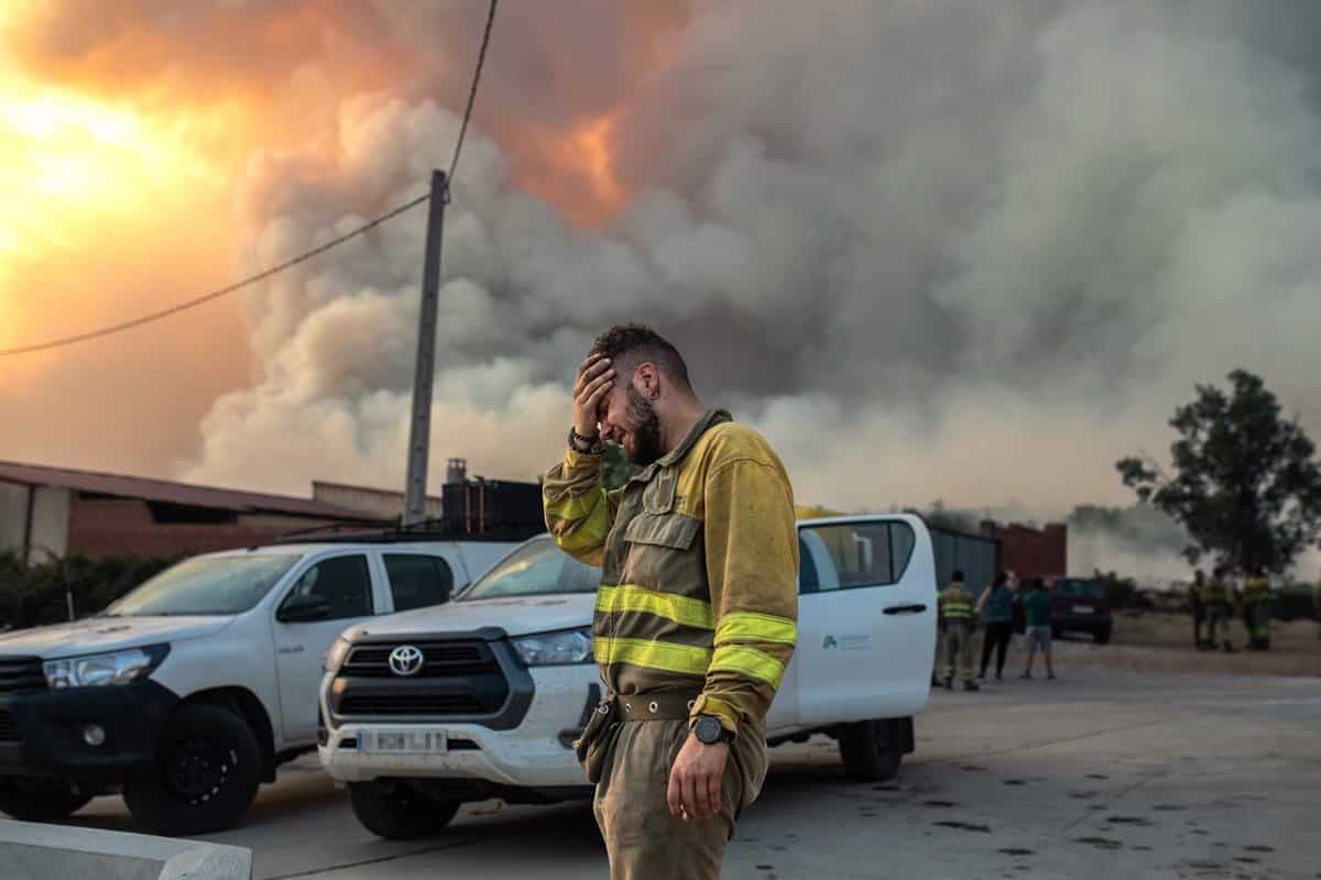 Un bombero en Losacio (Zamora)