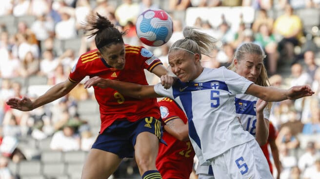 La delantera española Esther González (i) pelea por el balón ante Emma Koivisto (d), defensa de Finlandia, durante el encuentro del grupo B de la Eurocopa Femenina entre España y Finlandia, este viernes en el Stadium MK en Milton Keynes (Reino Unido).
