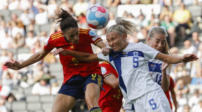 España arrolla a Finlandia a base de cabezazos en su debut en la Eurocopa