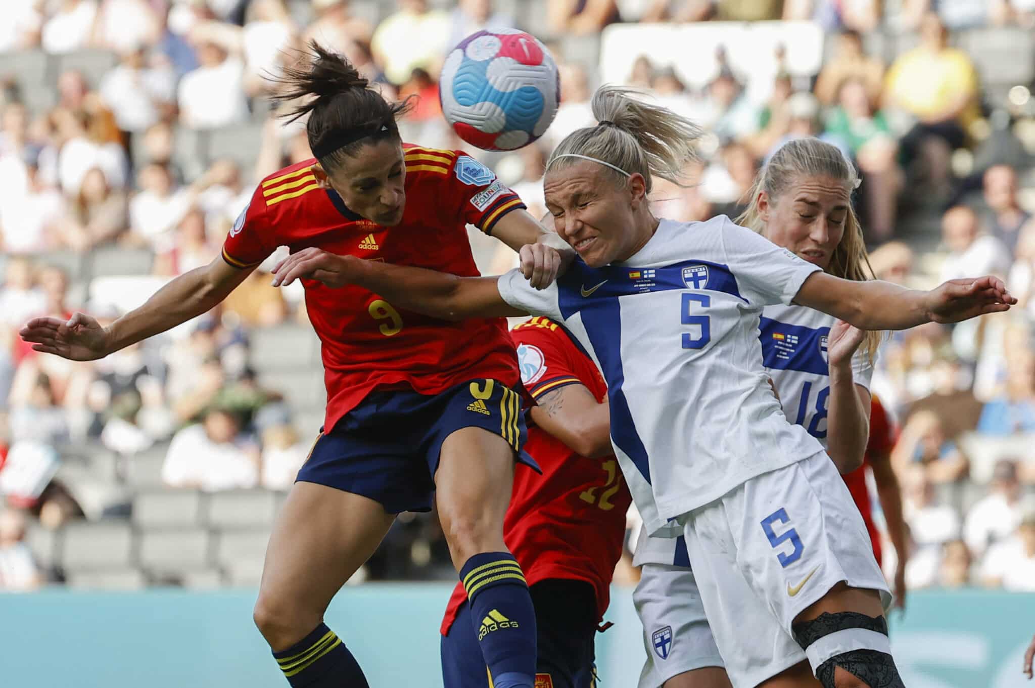 La delantera española Esther González (i) pelea por el balón ante Emma Koivisto (d), defensa de Finlandia, durante el encuentro del grupo B de la Eurocopa Femenina entre España y Finlandia, este viernes en el Stadium MK en Milton Keynes (Reino Unido).
