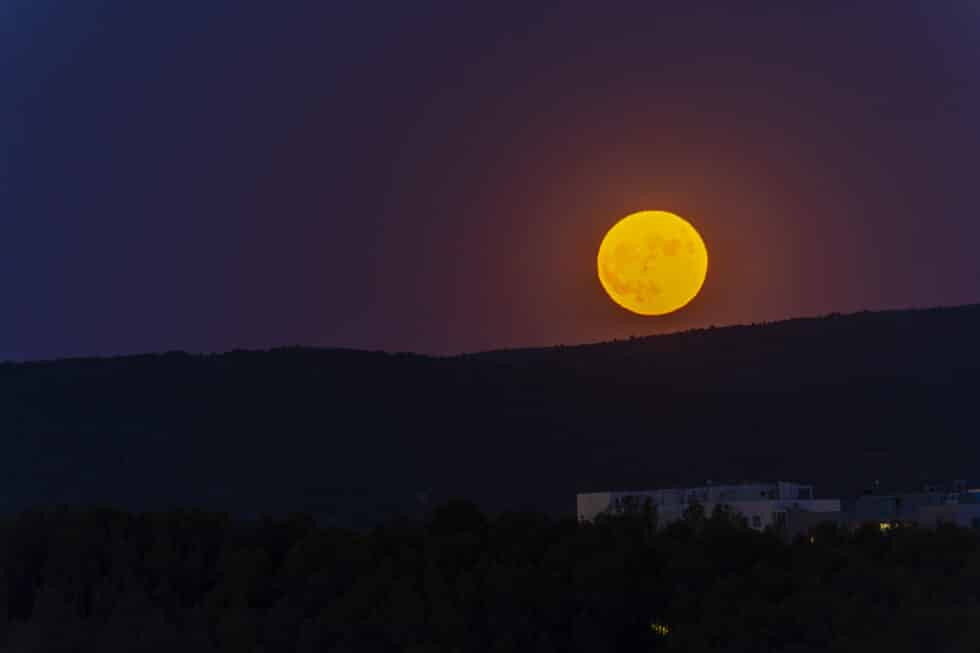 Salida de la luna llena desde Teruel, este miércoles, en una jornada de altas temperaturas.