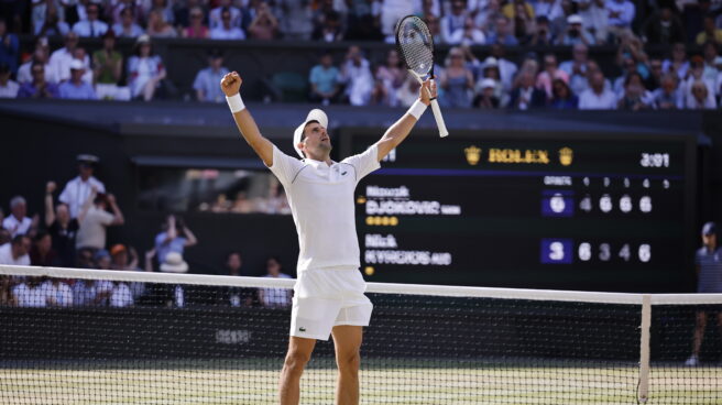 Novak Djokovic de Serbia celebra ganar el partido final masculino contra Nick Kyrgios de Australia en el Campeonato de Wimbledon