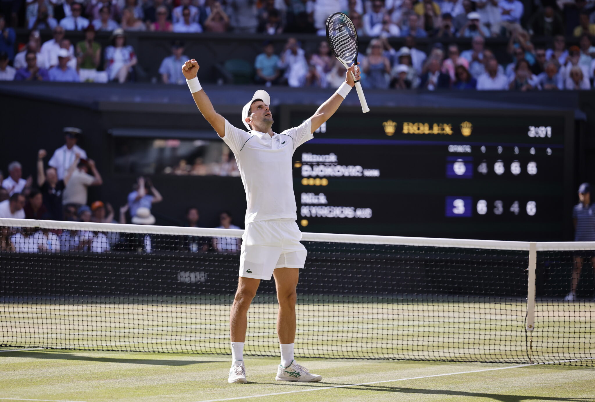 Novak Djokovic de Serbia celebra ganar el partido final masculino contra Nick Kyrgios de Australia en el Campeonato de Wimbledon