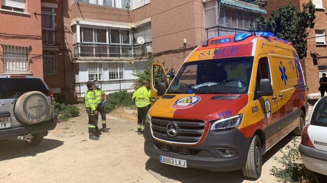 Una ambulancia del Samur en Carabanchel.