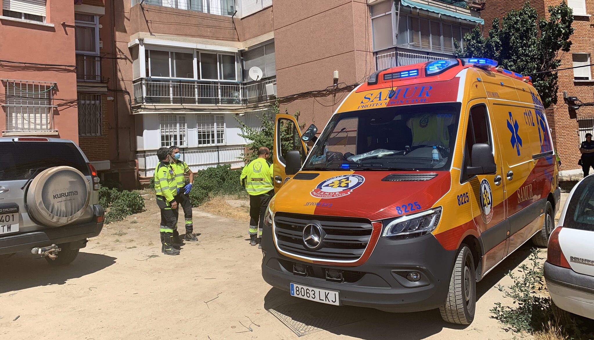 Una ambulancia del Samur en Carabanchel.