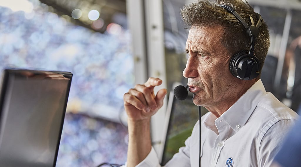 Carlos Martínez, comentarista de Movistar +, narrando un partido de fútbol