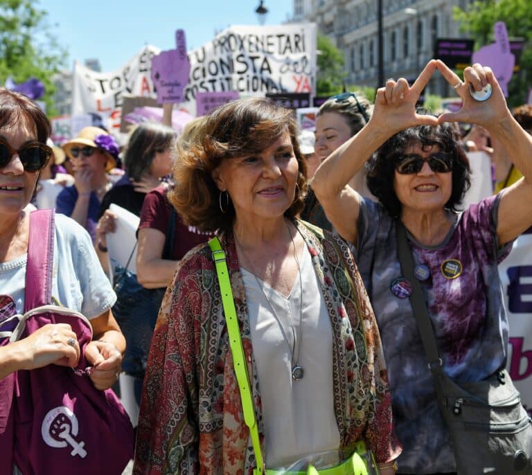 Carmen Calvo deja un recado al secretario LGTBI del PSOE: "De traspié en traspié"