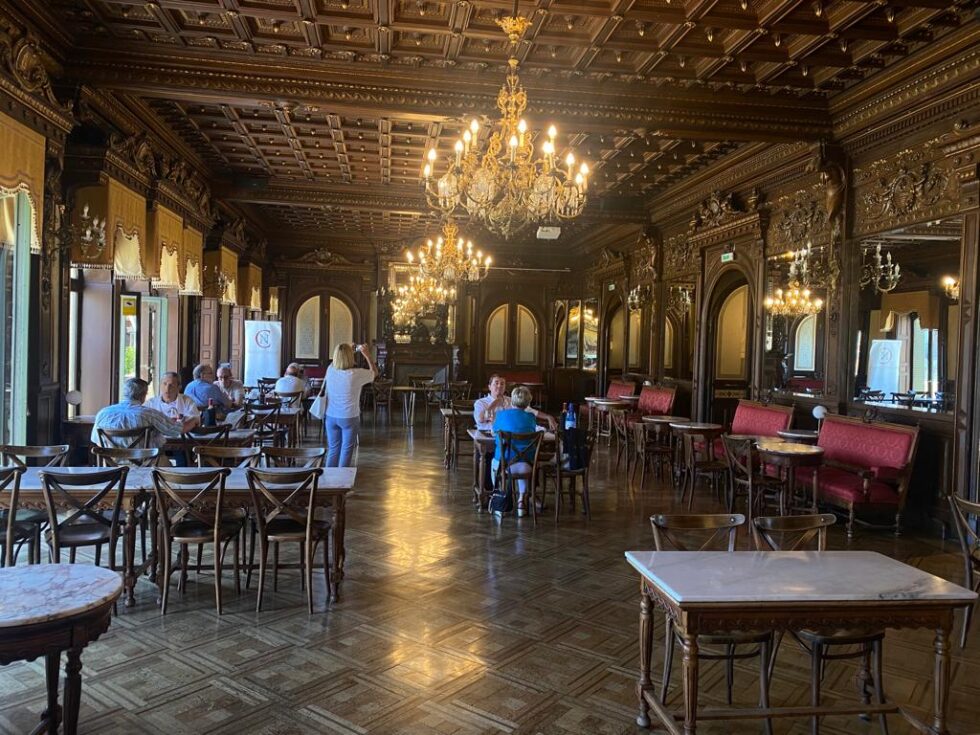 Salón principal del Nuevo Casino de Pamplona, en Plaza del Castillo