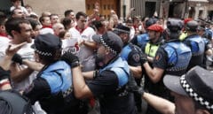 Prisión provisional para el acusado de propinar un puñetazo a un policía en la procesión de San Fermín