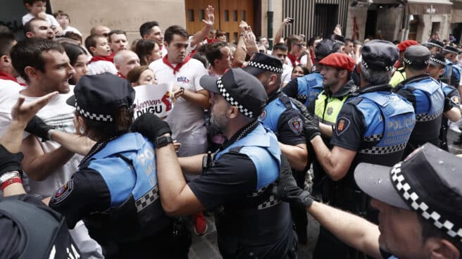 Prisión provisional para el acusado de propinar un puñetazo a un policía en la procesión de San Fermín Agentes municipales en la calle Curia durante los momentos de mucha tensión que se han producido cuando un grupo de personas ha increpado a la corporación donde se encontraba el alcalde Enrique Maya