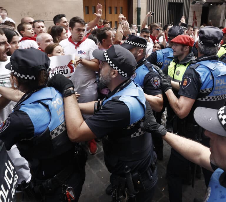 Prisión provisional para el acusado de propinar un puñetazo a un policía en la procesión de San Fermín