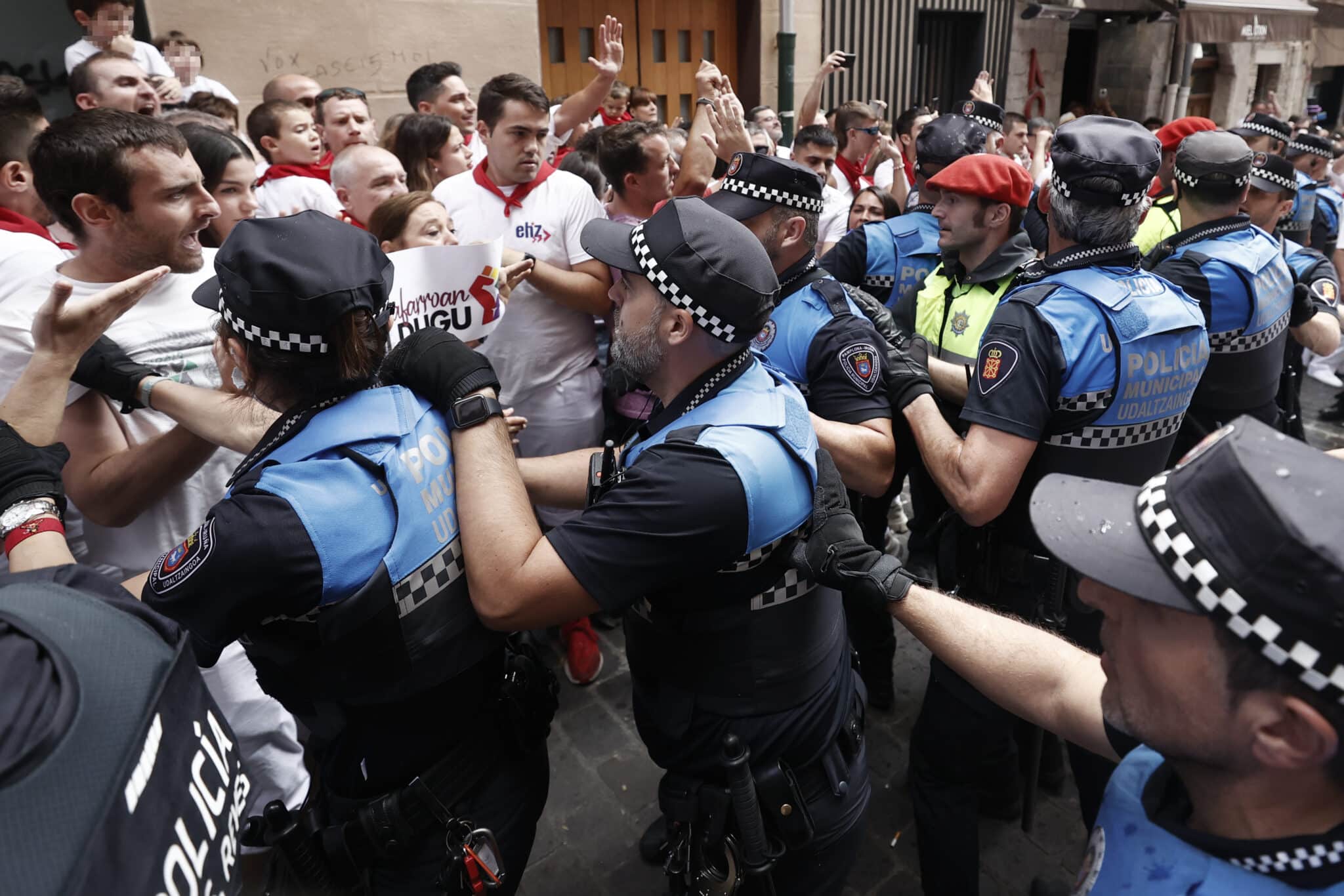 Agentes municipales en la calle Curia durante los momentos de mucha tensión que se han producido cuando un grupo de personas ha increpado a la corporación donde se encontraba el alcalde Enrique Maya