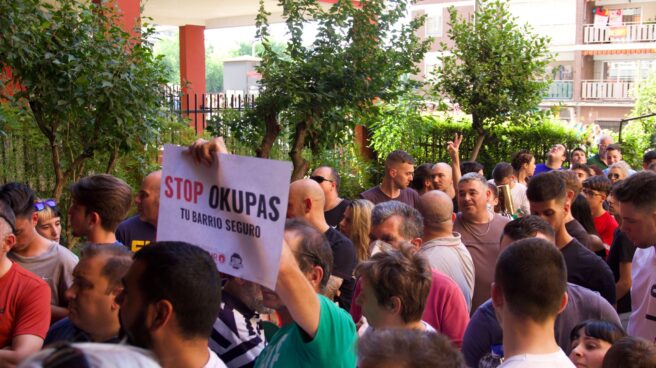 Vecinos concentrados en Fuenlabrada ante la ocupación de una vivienda.