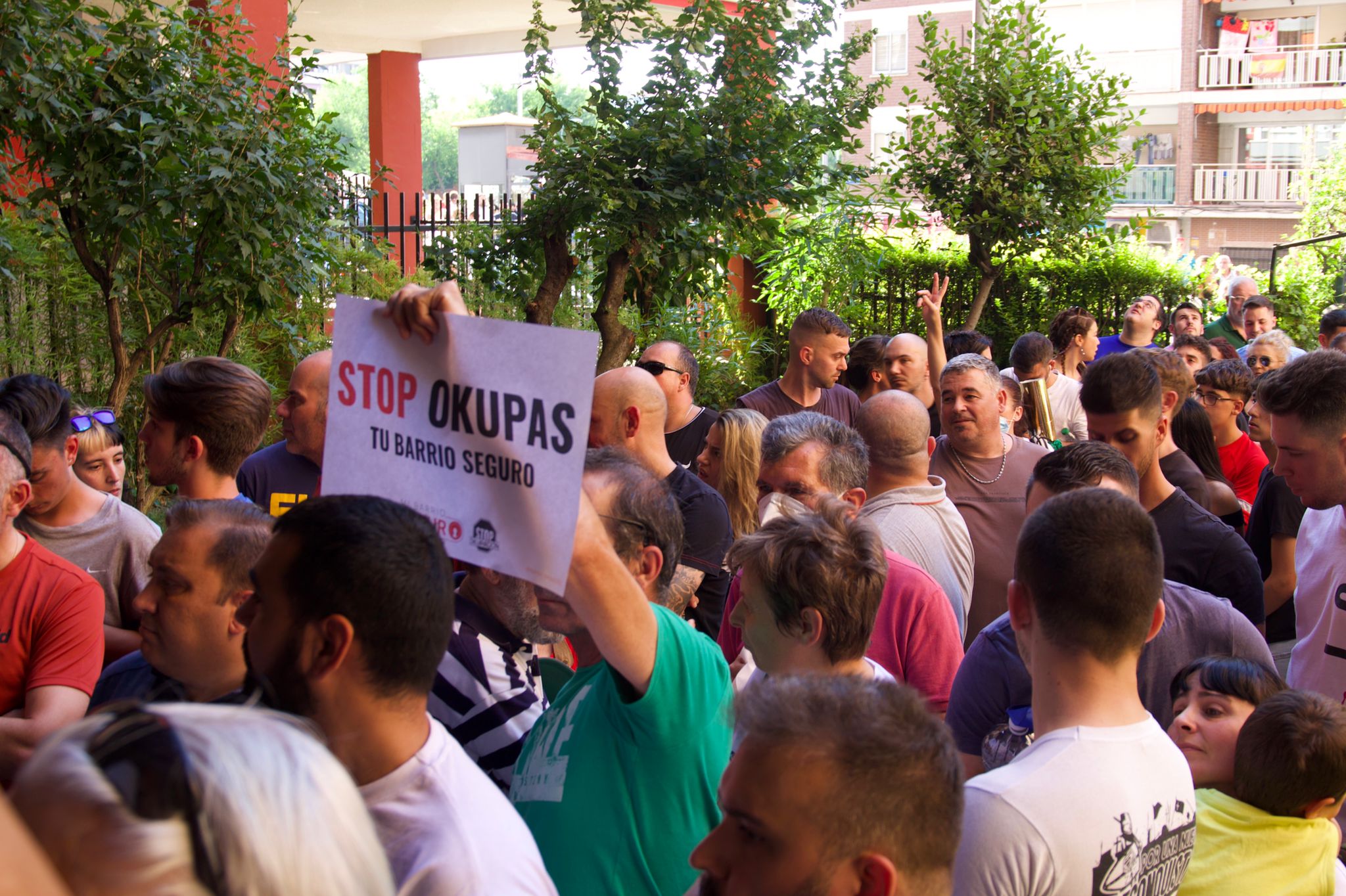 Vecinos concentrados en Fuenlabrada ante la ocupación de una vivienda.