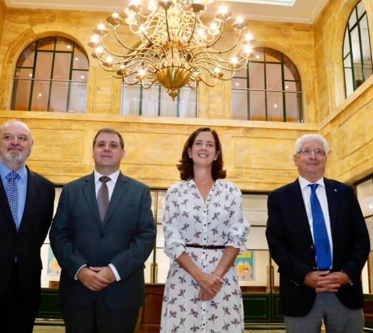 La banca y Correos acercan el efectivo a la España vaciada a través de los carteros rurales