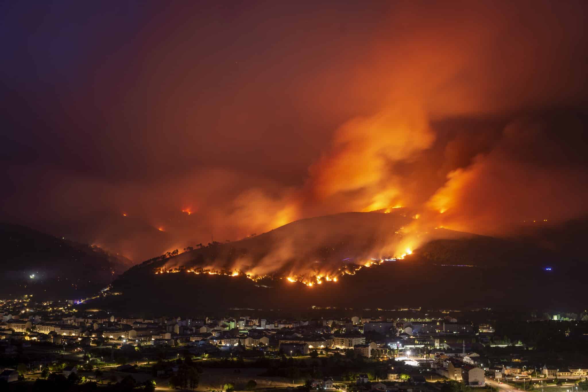 Imagen de las llamas producidas por el incendio forestal en la localidad de O Barco de Valdeorras.