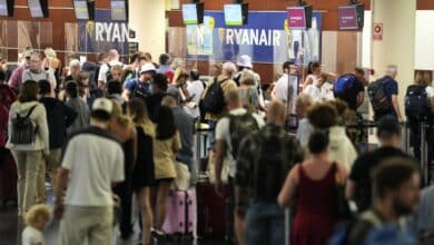 Decenas de retrasos y cancelaciones complican la operación salida en los aeropuertos