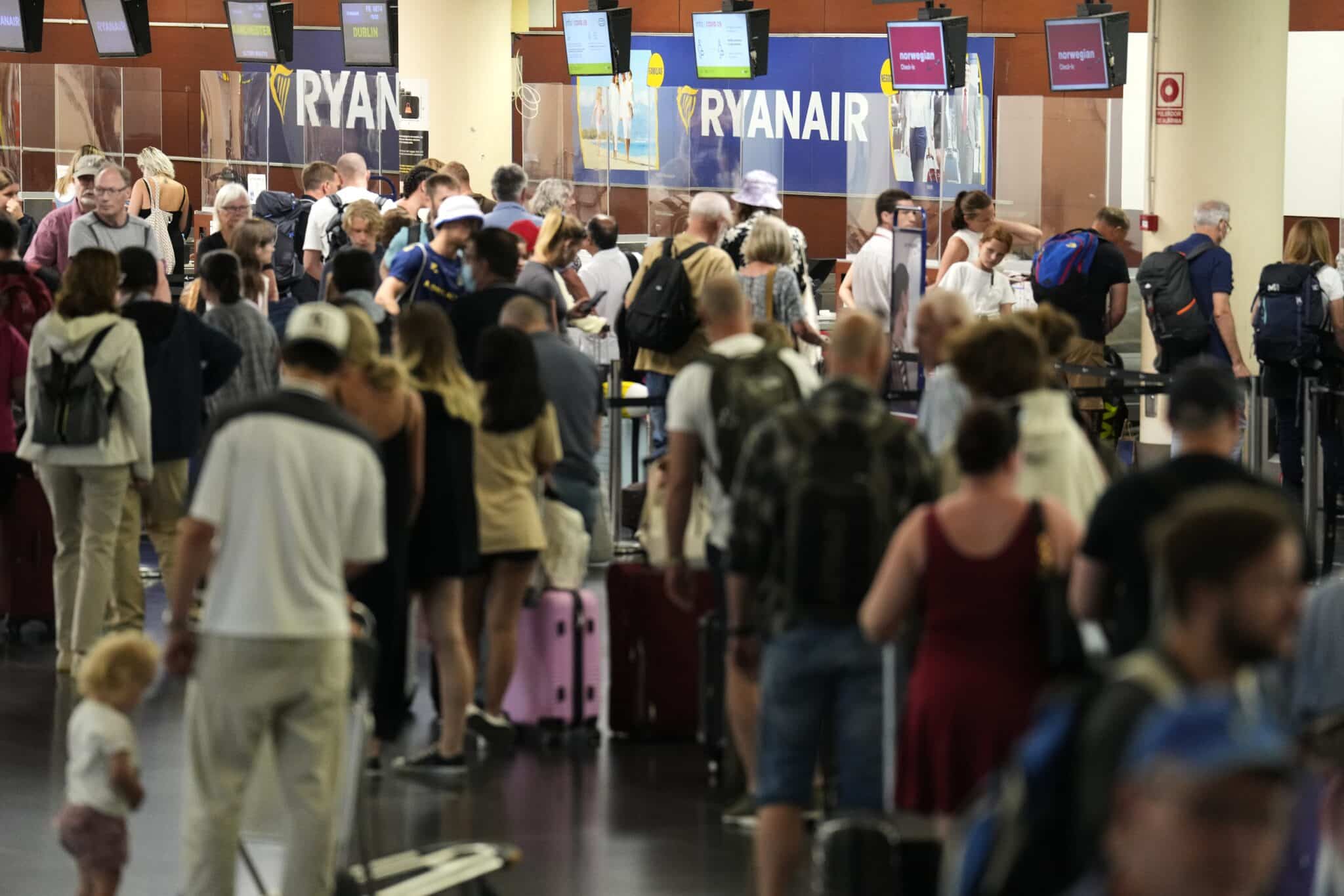 Pasajeros en el aeropuerto de El Prat de Barcelona.