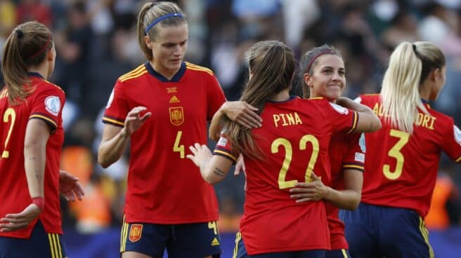 Las jugadoras de la selección española celebran la victoria ante Finlandia en su encuentro del grupo B de la Eurocopa Femenina