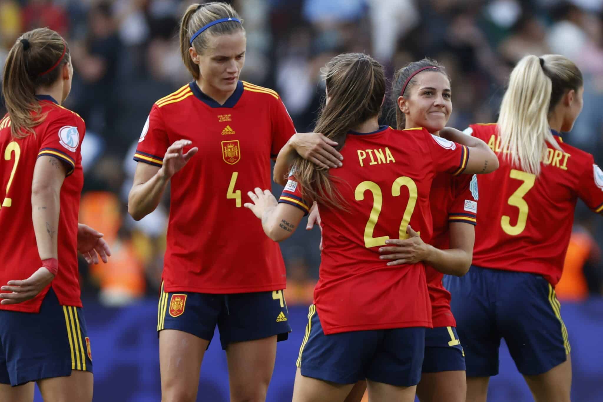 Las jugadoras de la selección española celebran la victoria ante Finlandia en su encuentro del grupo B de la Eurocopa Femenina