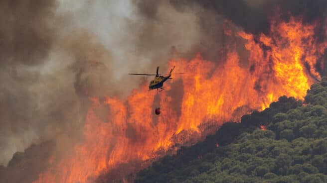 Junta ve preocupante el incendio de Mijas, en el que ya se efectúan desalojos Un helicóptero trabaja en las tareas de extinción del incendio declarado en el paraje El Higuerón de Mijas (Málaga).