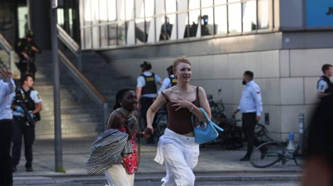 Varias personas salen corriendo del centro comercial de Copenhague. Varias personas salen corriendo del centro comercial de Copenhague.