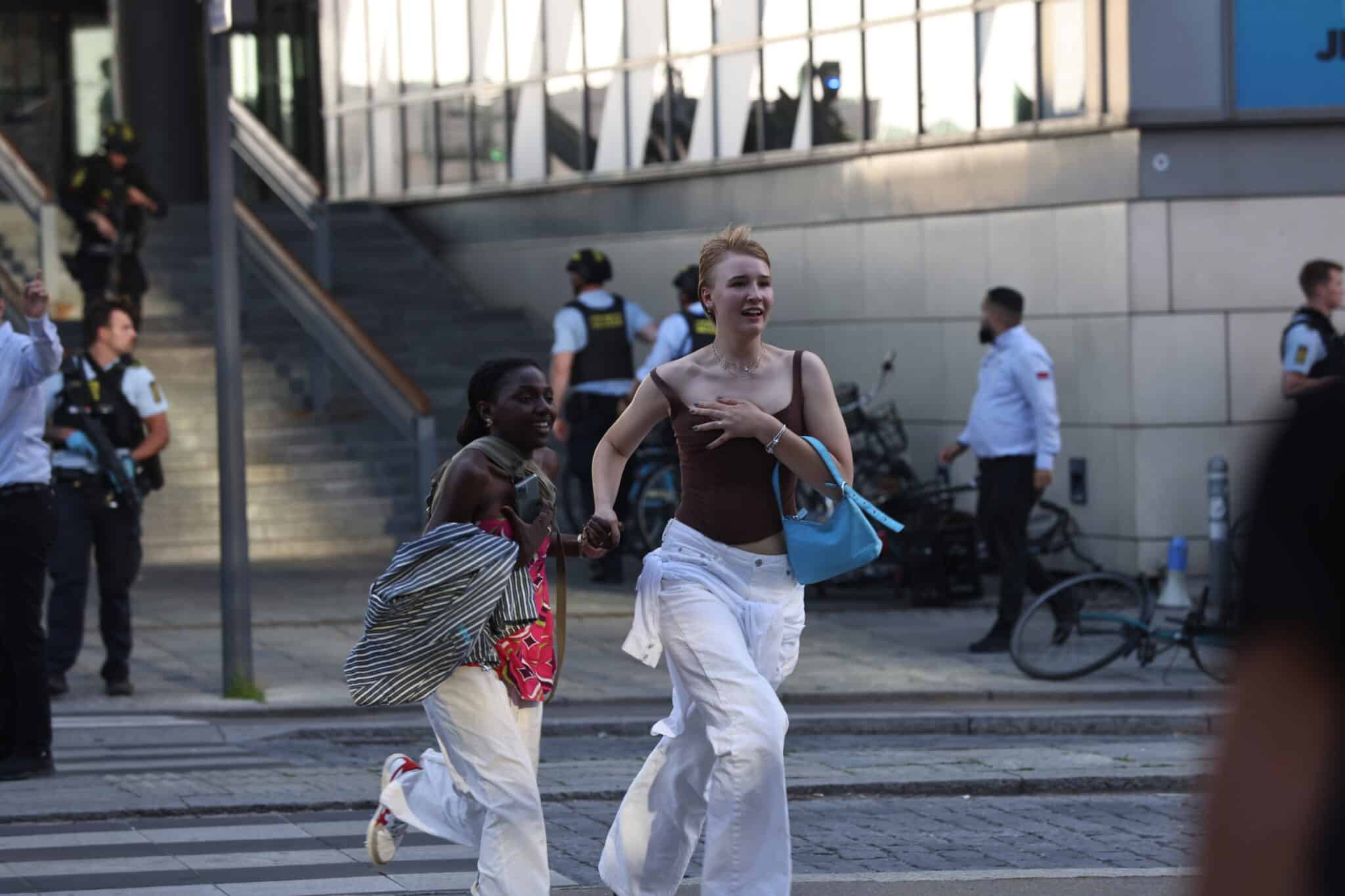 Varias personas salen corriendo del centro comercial de Copenhague.