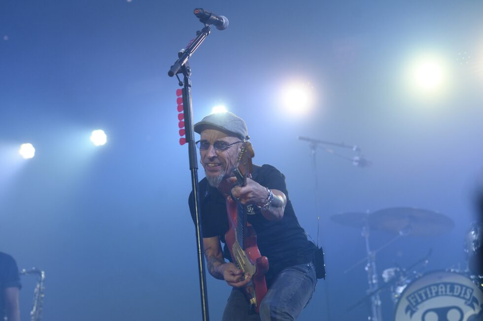 El cantante y guitarrista de la banda Fito & Fitipaldis, Fito Cabrales, durante el concierto ofrecido este sábado en el Palacio de los Deportes de Santander.