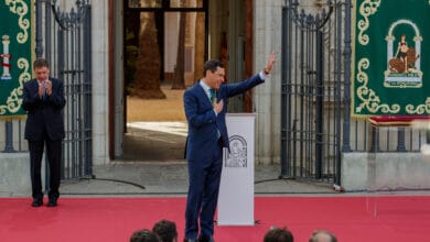 Moreno tira de "nuevo andalucismo orgulloso" al jurar como presidente de Andalucía