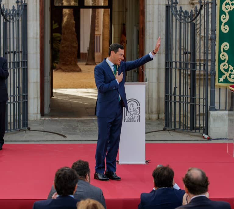 Moreno tira de "nuevo andalucismo orgulloso" al jurar como presidente de Andalucía