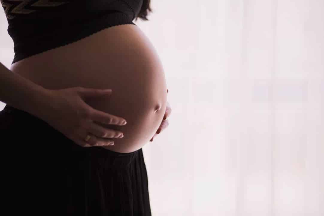 Una mujer en el final de su embarazo, cuando tiene más probabilidades de parto prematuro si se infecta de SARS-CoV2