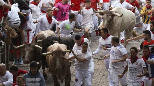 Los toros de la ganadería gaditana Núñez del Cuvillo en el tramo del callejón, antes de entrar en la Plaza de Toros, durante el primer encierro de los Sanfermines 2022