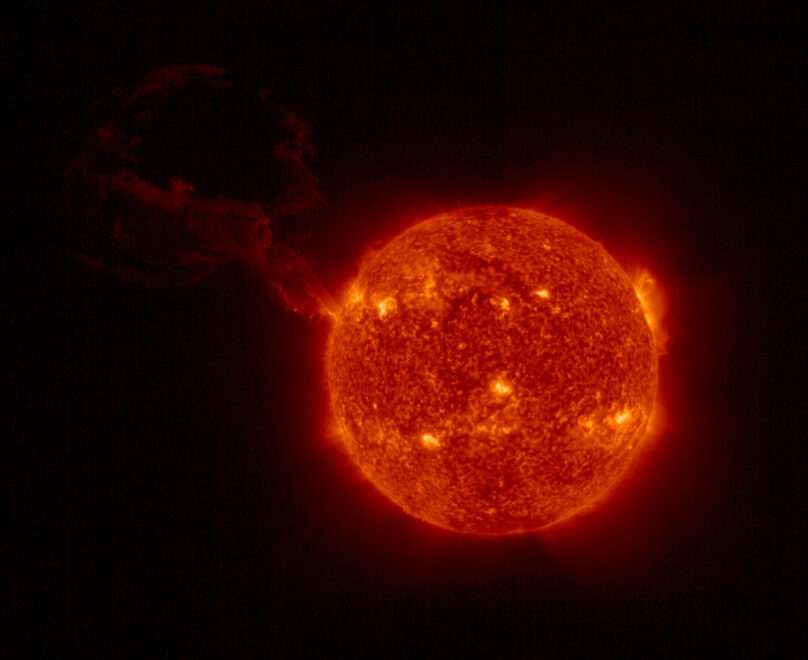 Explosión de plasma producida en el Sol, captada por la ESA (Agencia Espacial Europea)