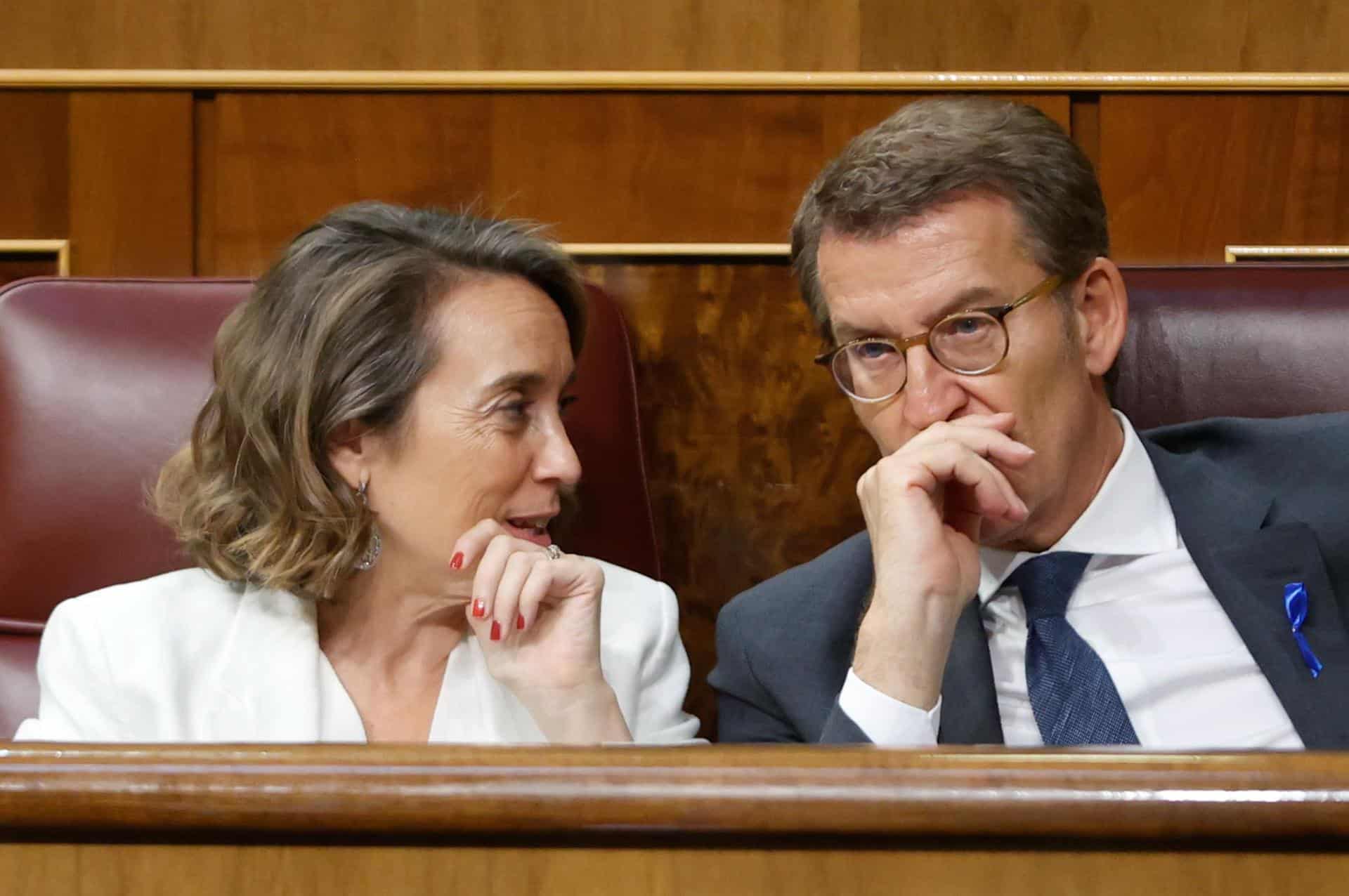 La portavoz del PP en el Congreso de los Diputados y secretaria general del partido, Cuca Gamarra, conversa con el presidente Alberto Núñez Feijóo, durante el debate del estado de la nación.