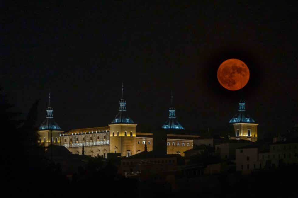 La luna llena acompañada por el Alcázar de Toledo.