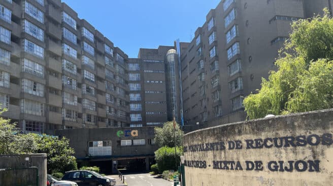 Vista de la Residencia Mixta de Gijón donde un anciano de unos ochenta años ha perdido la vida a causa de un incendio provocado por un cigarro que se estaba fumando, según han confirmado este sábado a Efe