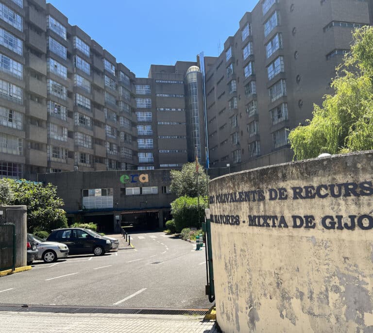 Fallece un anciano en un asilo de Gijón a causa de un incendio provocado por el cigarro que estaba fumando